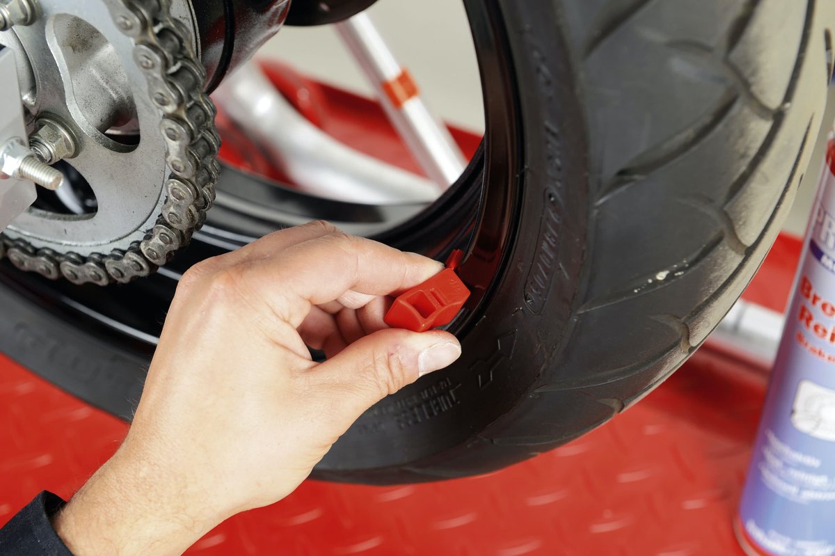 Option 1 – Step 2: Bend the applicator guide to fit the rim