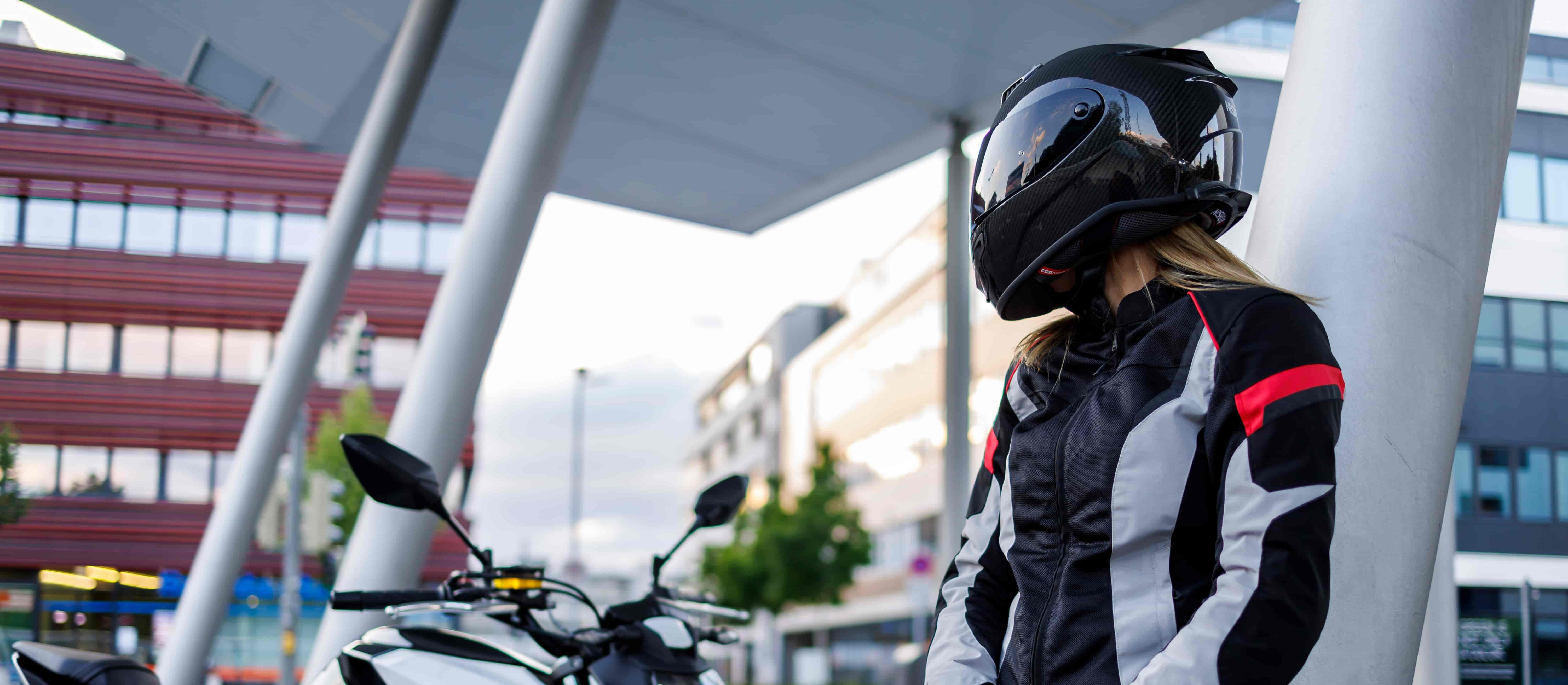 Motorradfahrerin in Textilbekleidung