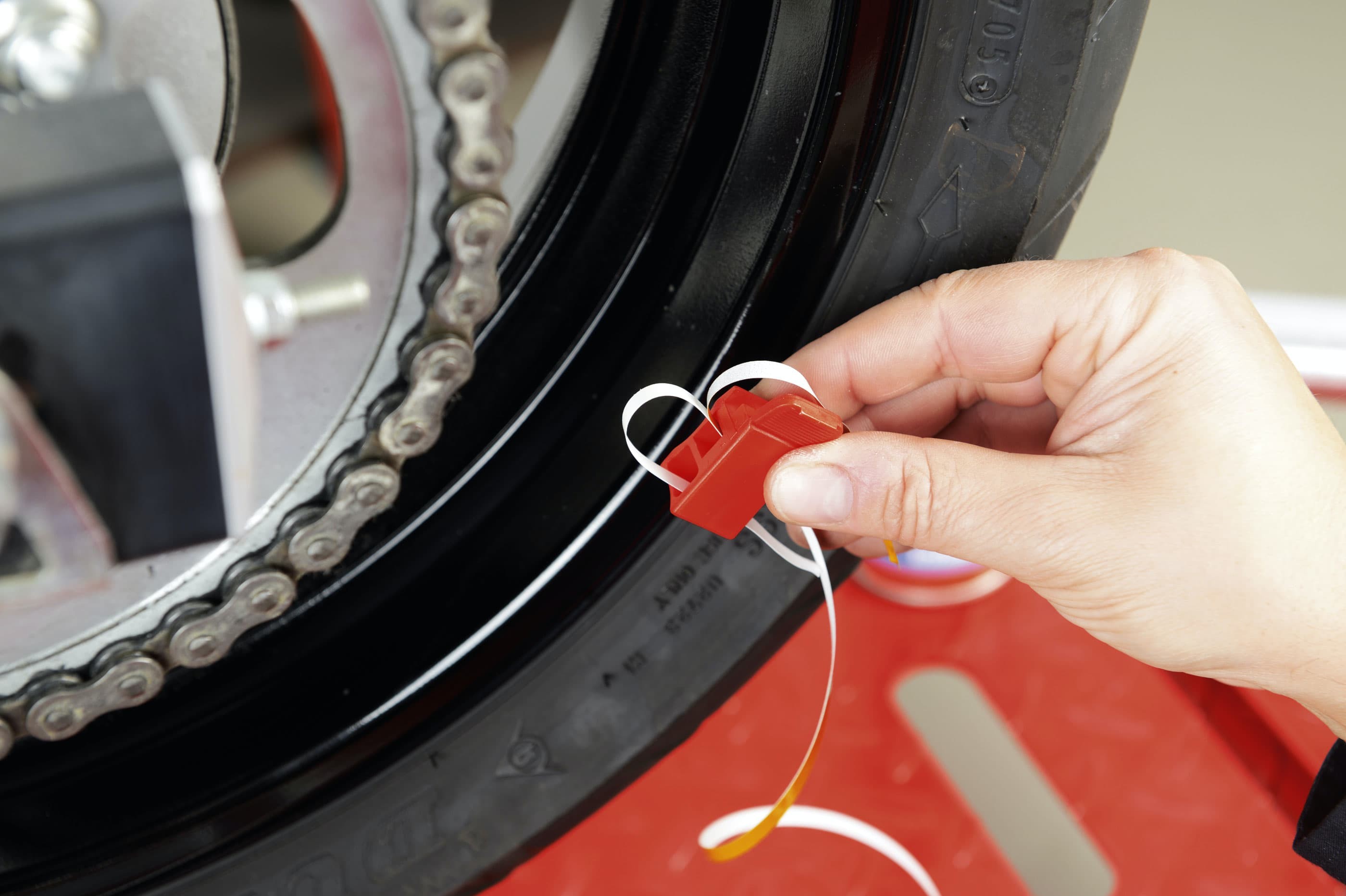 1ère possibilité – Étape 4 : Retirer la bande de protection et la passer à travers la fente large   