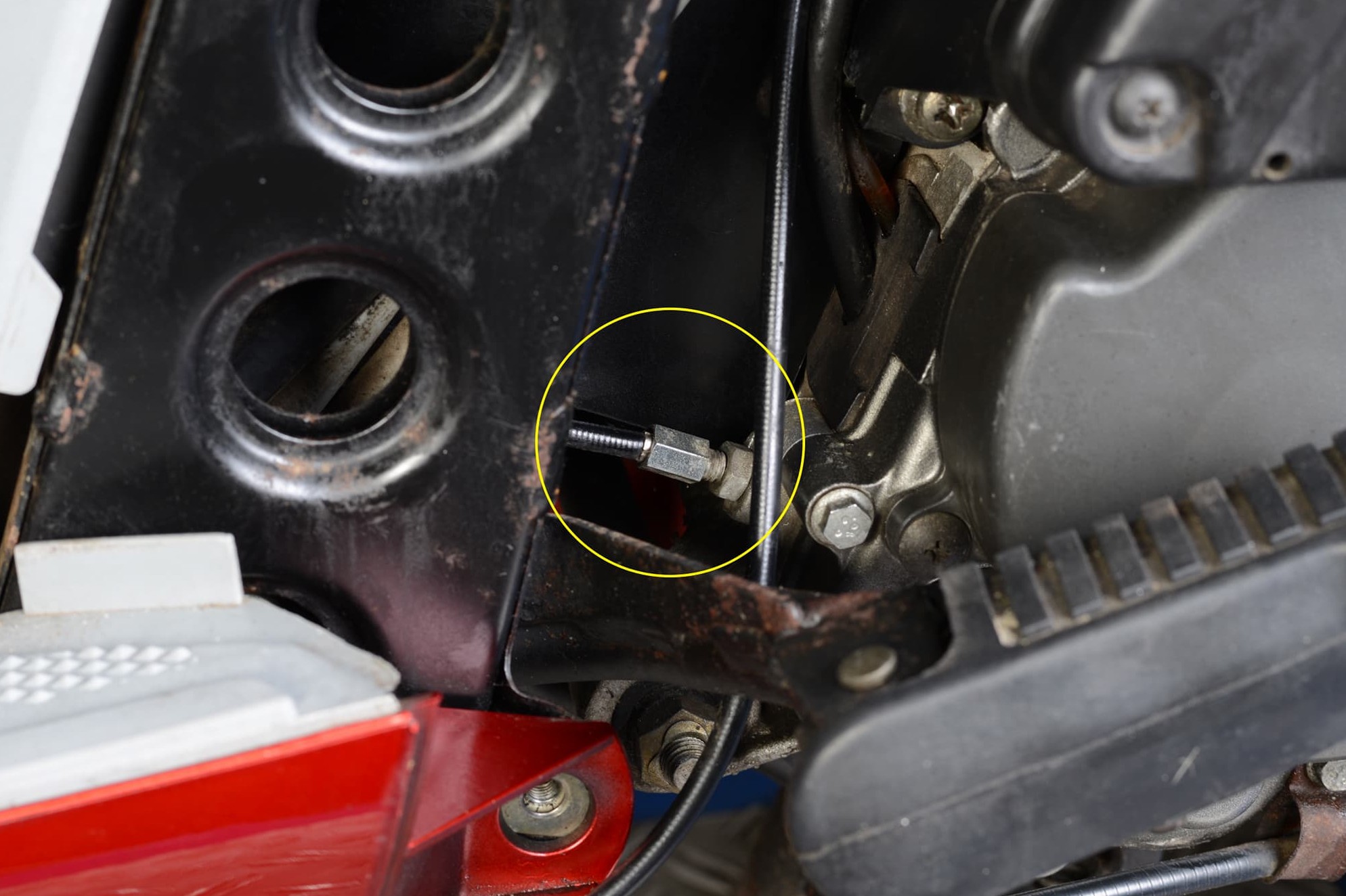 Étape 11, photo 3 : Vis de réglage du câble de la pompe à huile