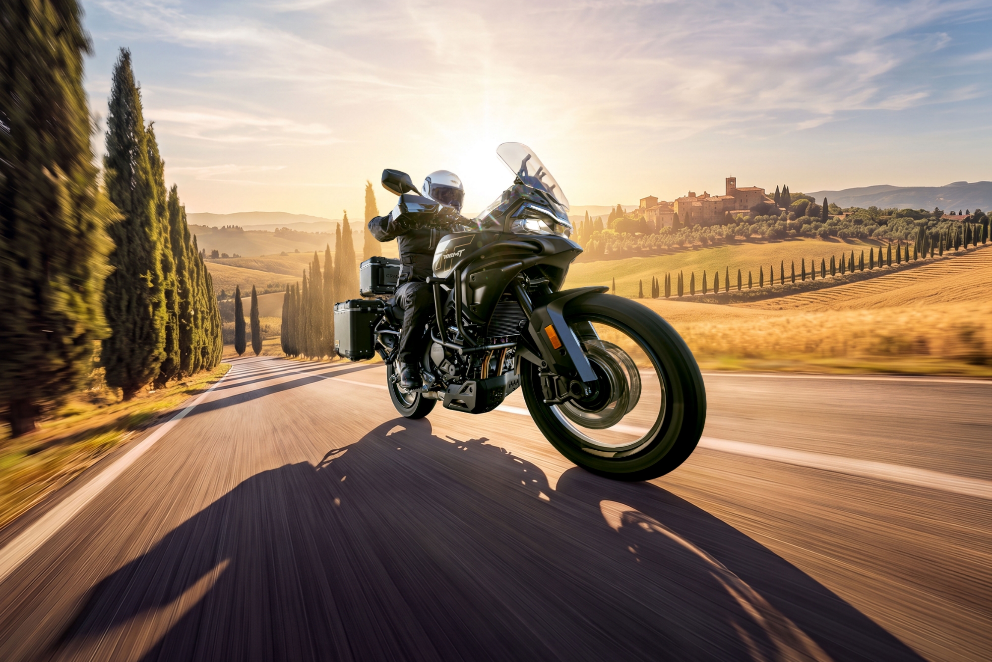 KI generiert: Das Bild zeigt eine grüne BMW-Motorrad mit zwei Personen auf einer langen, geraden Straße, die durch eine ländliche, sonnenbeschienene Landschaft führt. Im Hintergrund sind sanfte Hügel und ein Kirchturm zu sehen.