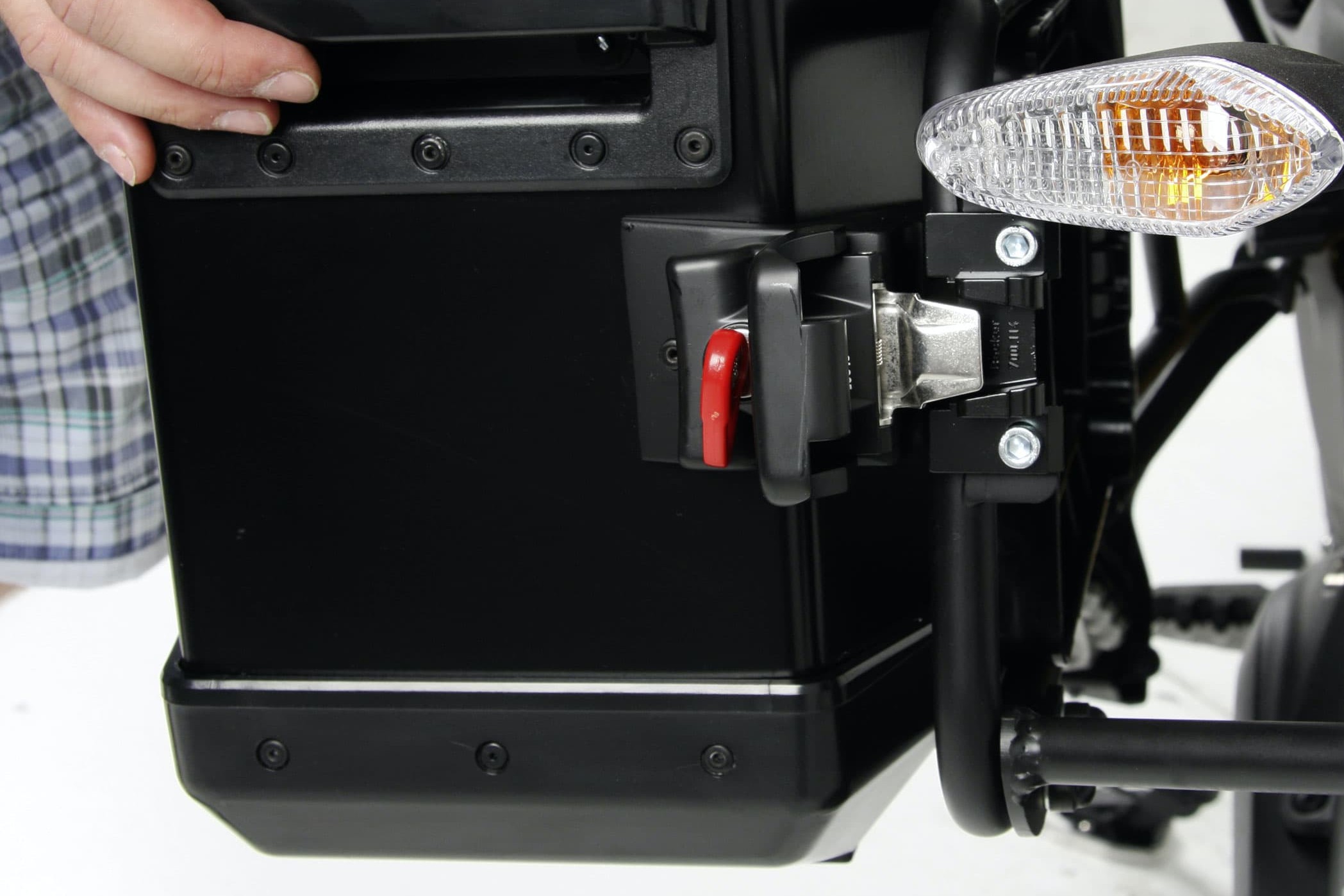 Step 8, Fig. 2: Attach the cases to the retaining clips and check that they are properly seated   