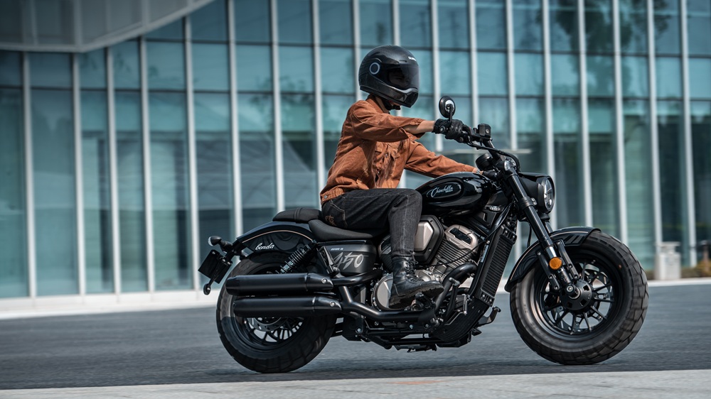 Motorradfahrer auf einem BENDA Motorrad