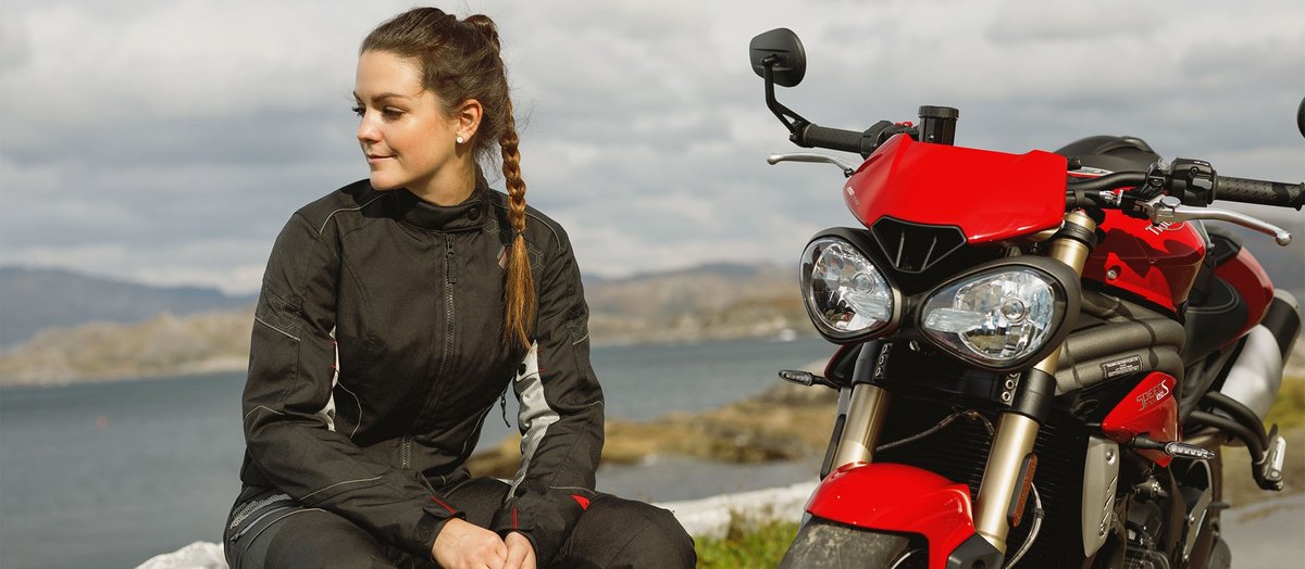 Motorradfahrerin in Textilbekleidung