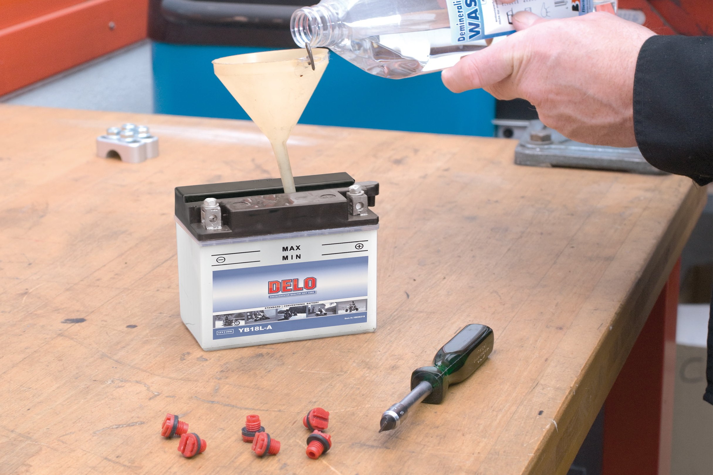 Étape 5 : Remplir régulièrement les batteries à l'acide avec de l'eau déminéralisée