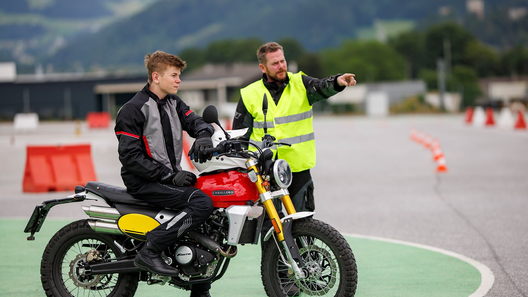 Louis' Steun voor rijinstructeur