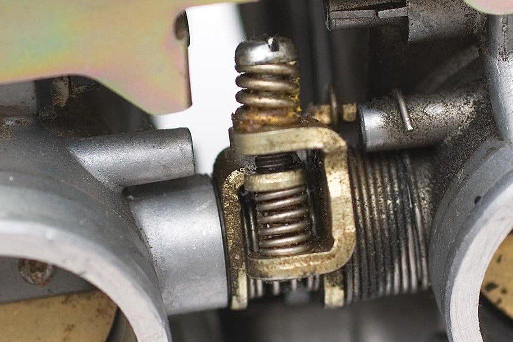 Step 4: Adjustment screws on carburettor linkage