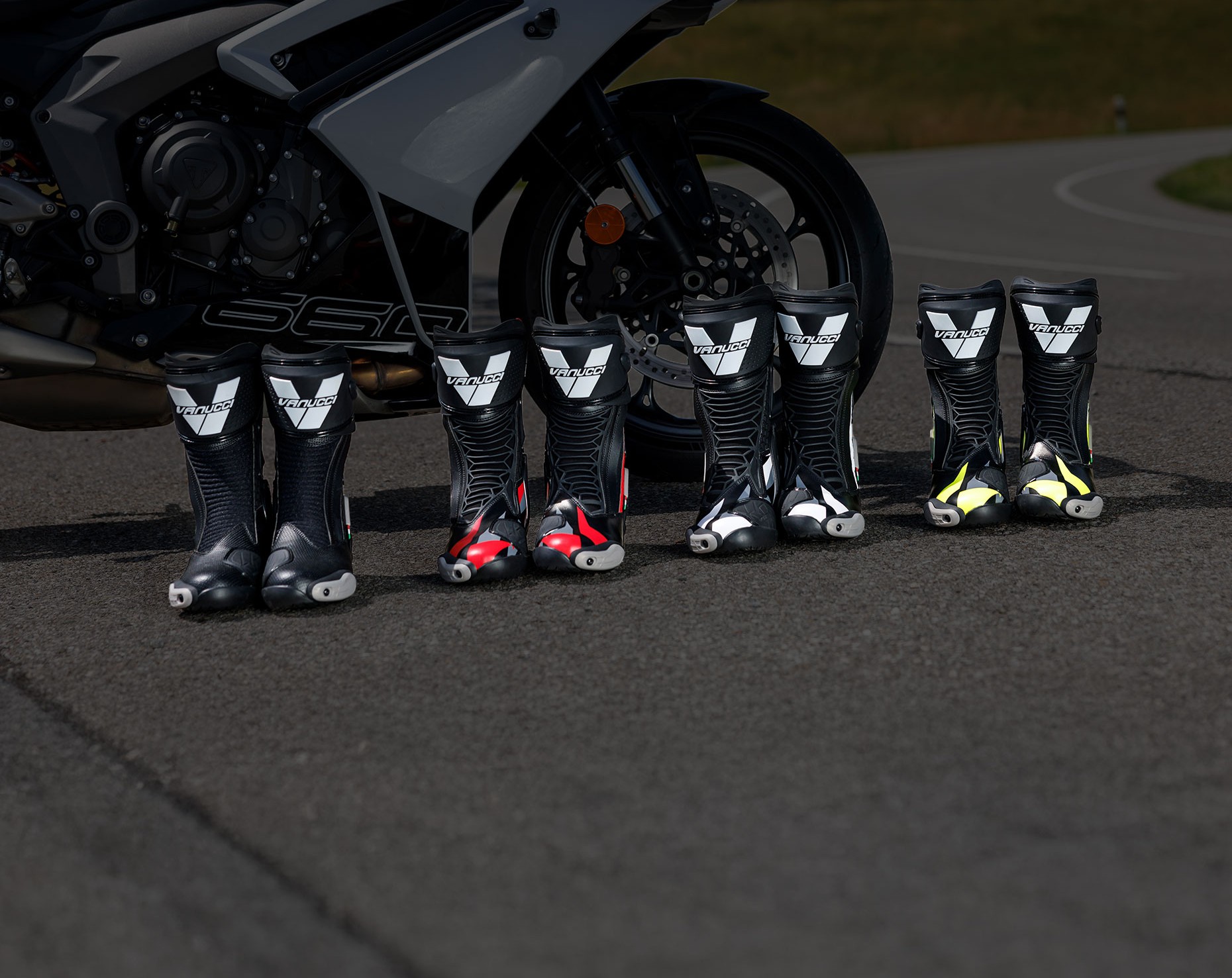 Zwei Paar Motorrad Sportstiefel