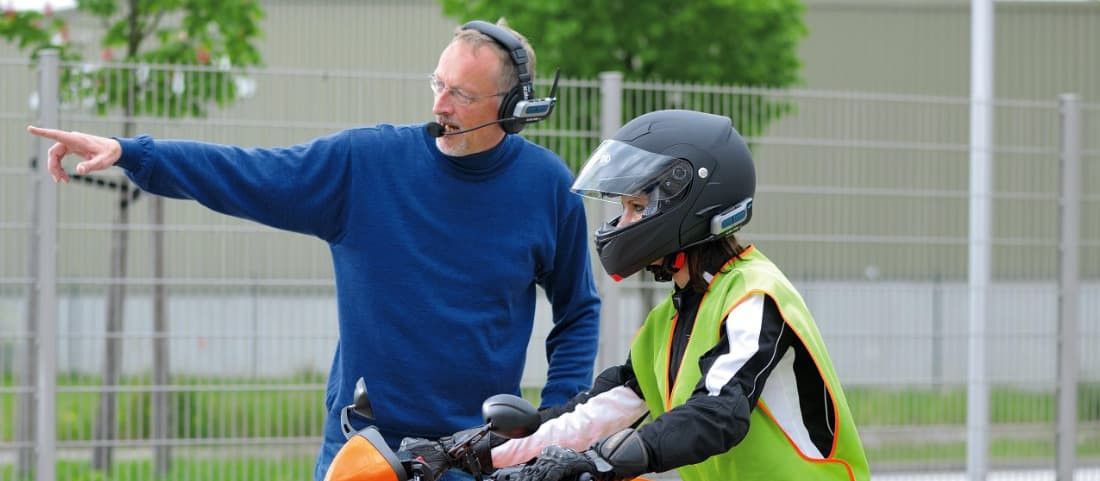 Motorrad Fahrlehrer gibt Fahrschülerin Anweisung
