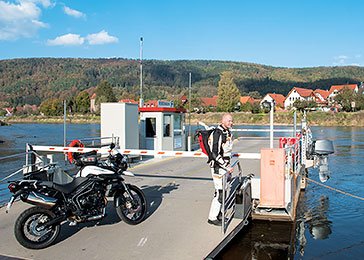 Halt an Deutschlands ältester Naturrennstrecke Auf unserer Weiterfahrt in Richtung Sachsen erleben wir mit dem Thüringer Schiefergebirge ein weiteres Motorradhighlight des mit genialen Kurven und Bikerlandschaften gesegneten Bundeslandes. Das Schwarzatal