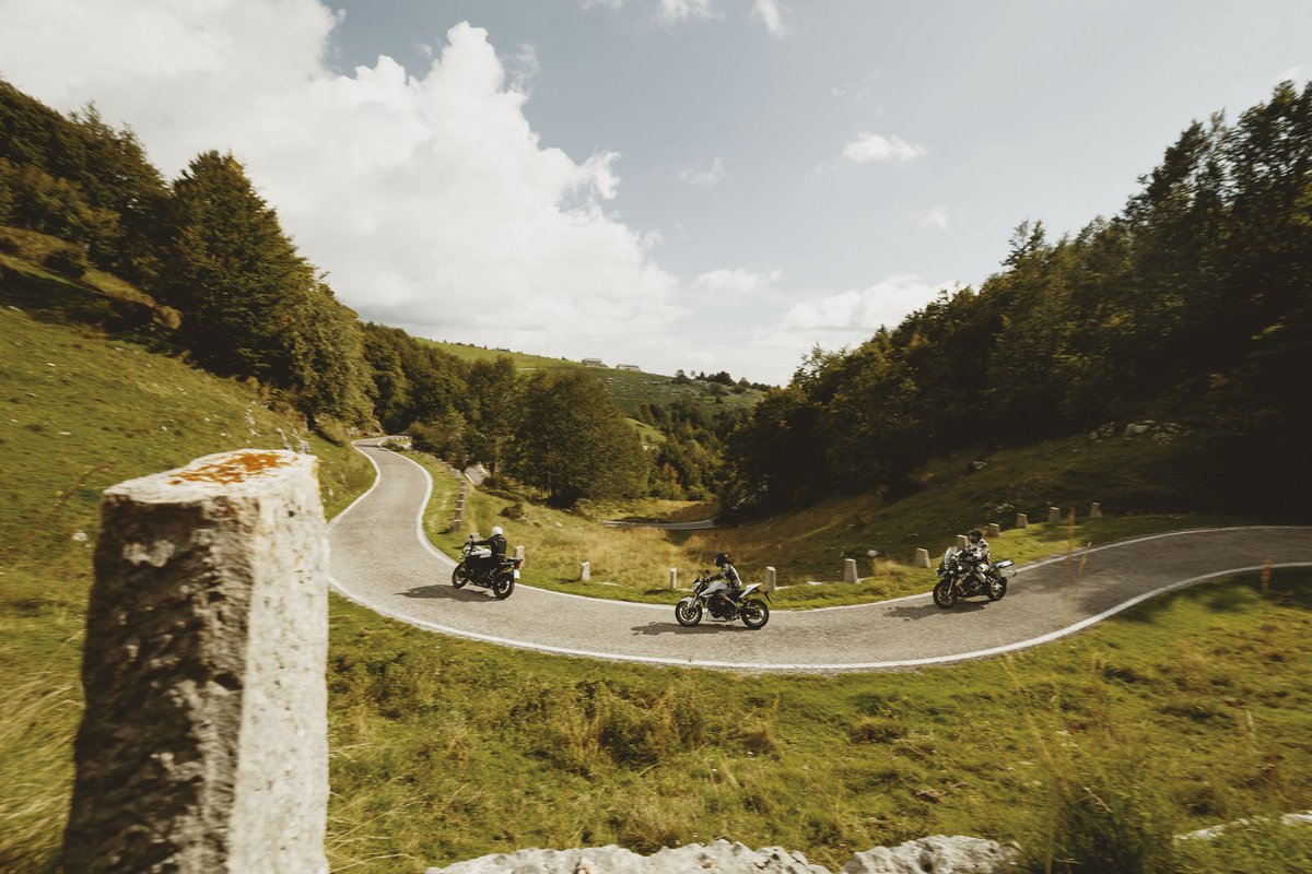 Motorrad-Trio bei einer Kurvenfahrt