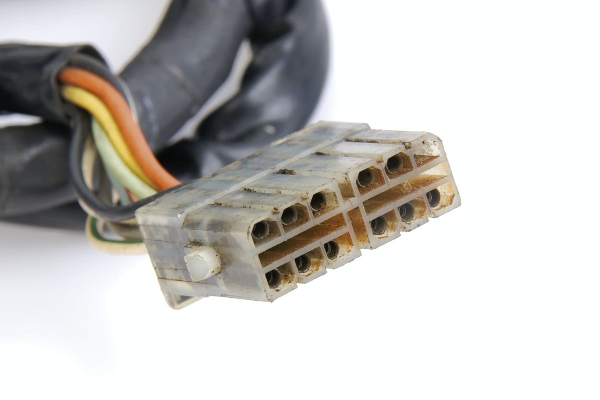 Step 3, Fig. 2: Corroded plugs – bad contact