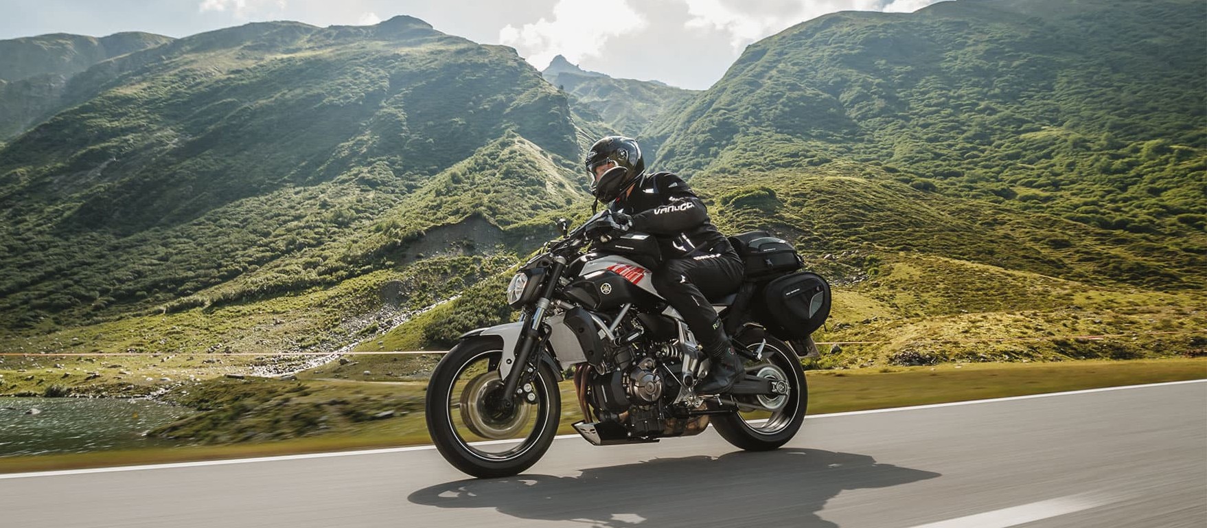 Motorradfahrer und die Landschaft