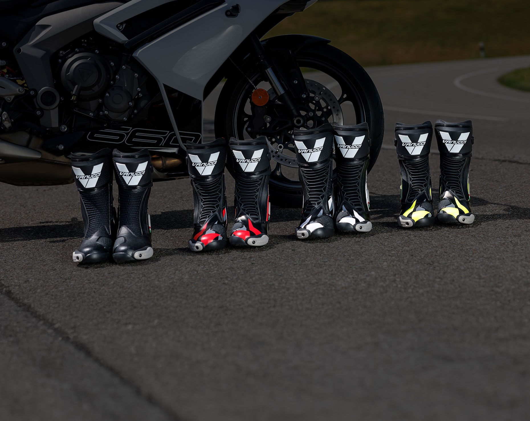 Zwei Paar Motorrad Sportstiefel