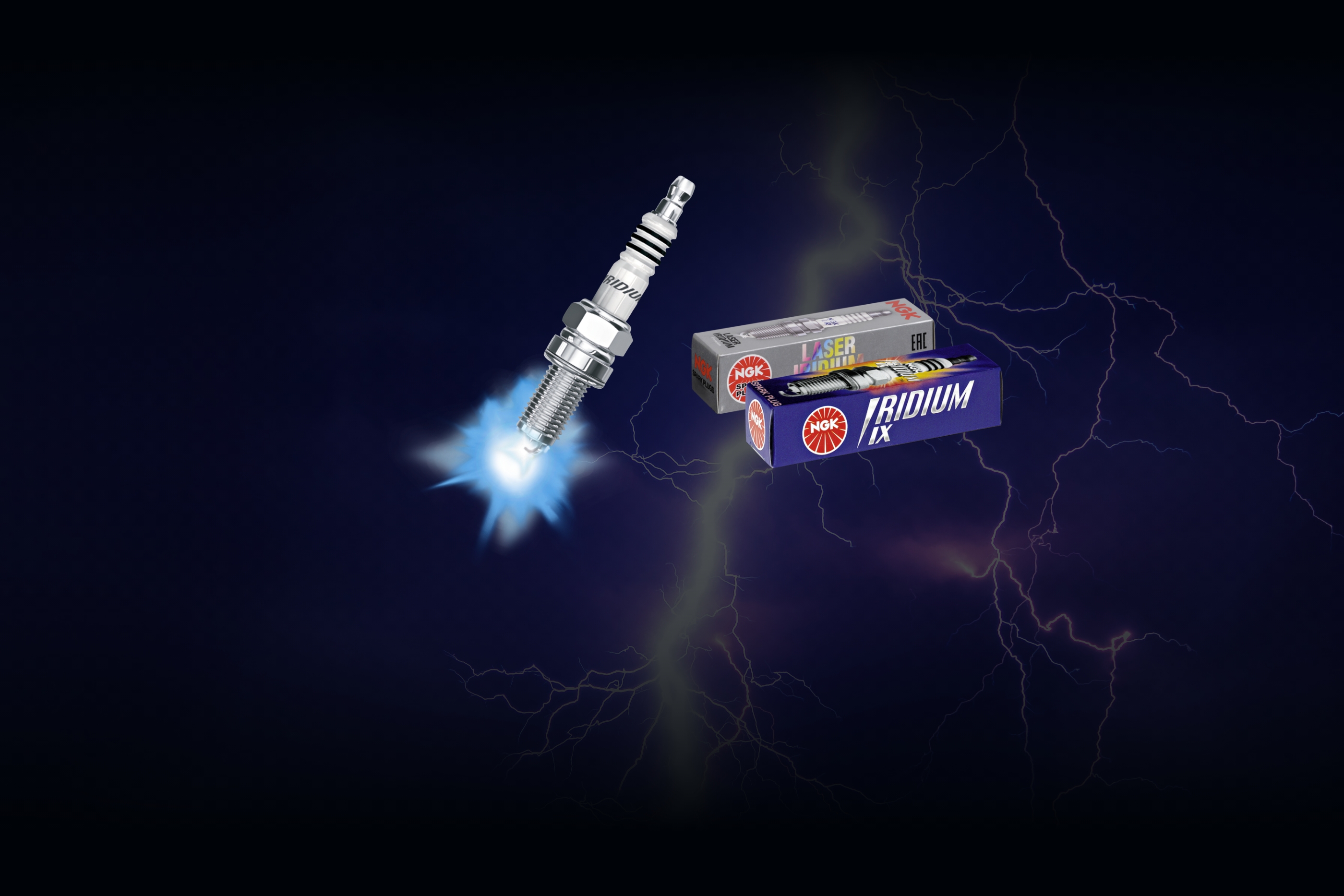 KI generiert: Ein futuristisches Raumschiff mit dem Aufdruck "FRADIUM" fliegt durch den Weltraum, umgeben von bläulichen Energielinien und einem hellen Stern im Hintergrund. Im Vordergrund sind zwei weitere Raumstationen oder Satelliten zu erkennen.
