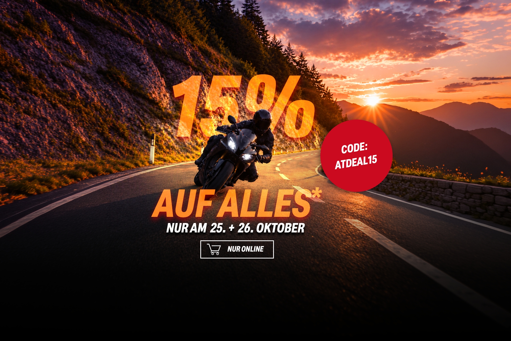 KI generiert: Motorradfahrer auf einer kurvigen Bergstraße bei Sonnenuntergang mit Werbeaktion für 15% Rabatt auf alles am 25. und 26. Oktober.
