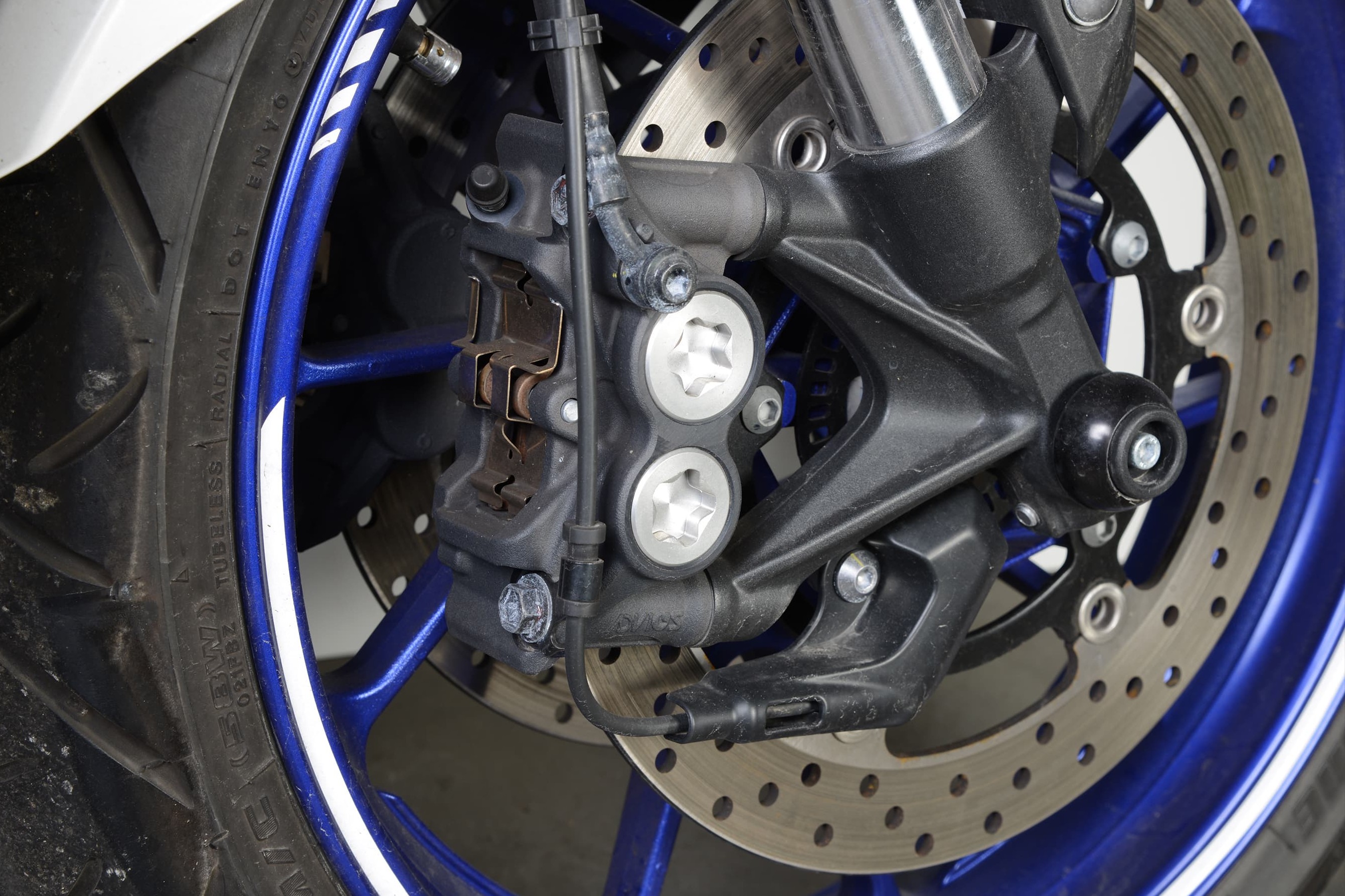 Yamaha was one of the first manufacturers to use monoblock calipers in large-scale production.