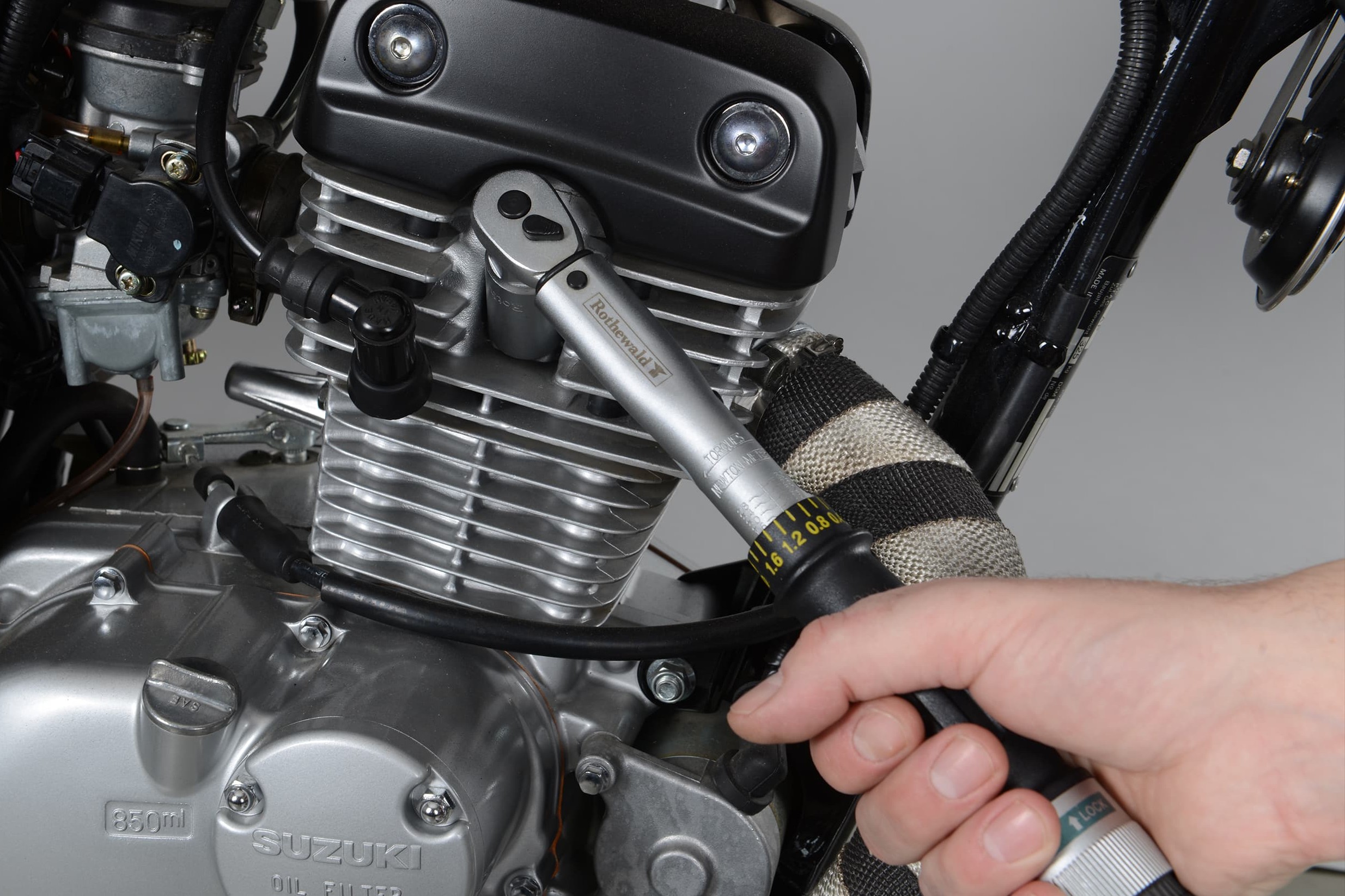 Fig. 12: Spark plug threads are easily damaged, so it's best to tighten with a torque wrench