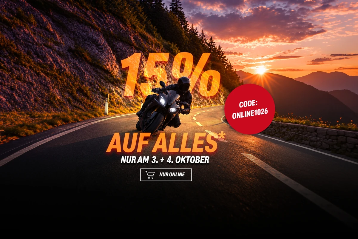 KI generiert: Motorradfahrer auf einer BergstraĂźe bei Sonnenuntergang mit Werbeaktion fĂĽr 15% Rabatt auf alles am 3. und 4. Oktober.