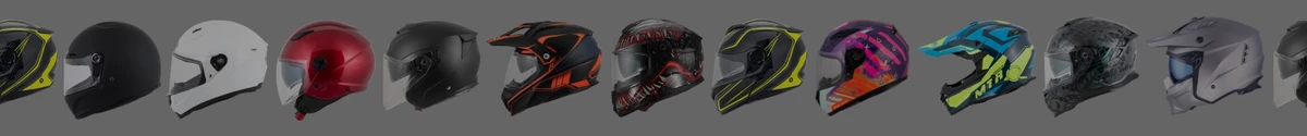 KI generiert: Reihe von Motorradhelmen in verschiedenen Farben und Designs.