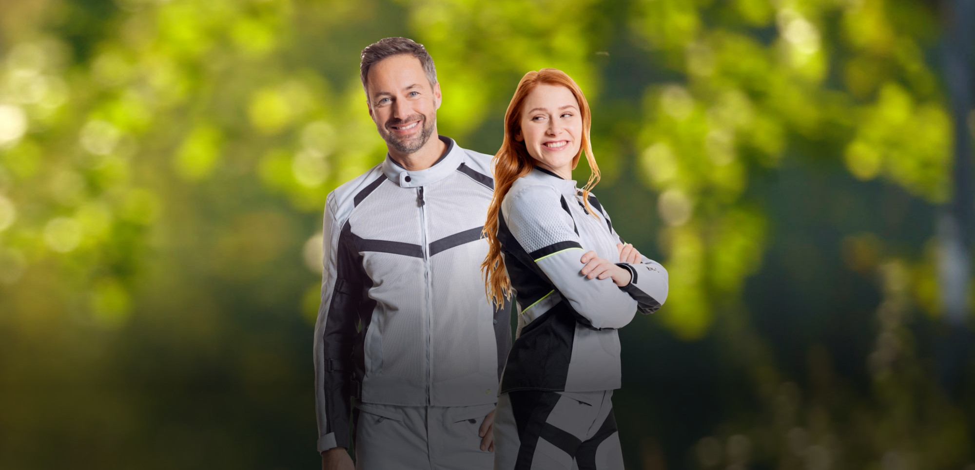 Mann und Frau tragen Motorradjacken von Fastway mit Hinweis auf Rabattaktion