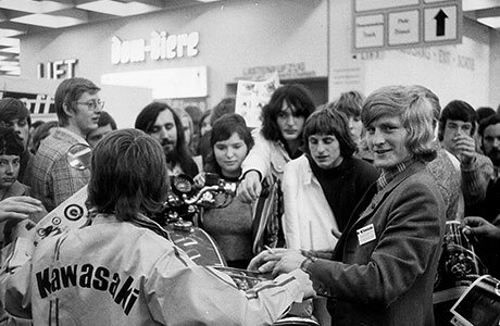 Les visiteurs affluent au stand Louis au salon IFMA 1972 