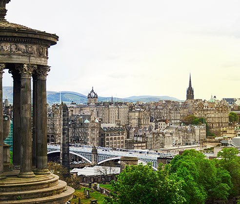 Aussicht auf Edinburgh vom Calton Hill mit Dugald Stewart Monument