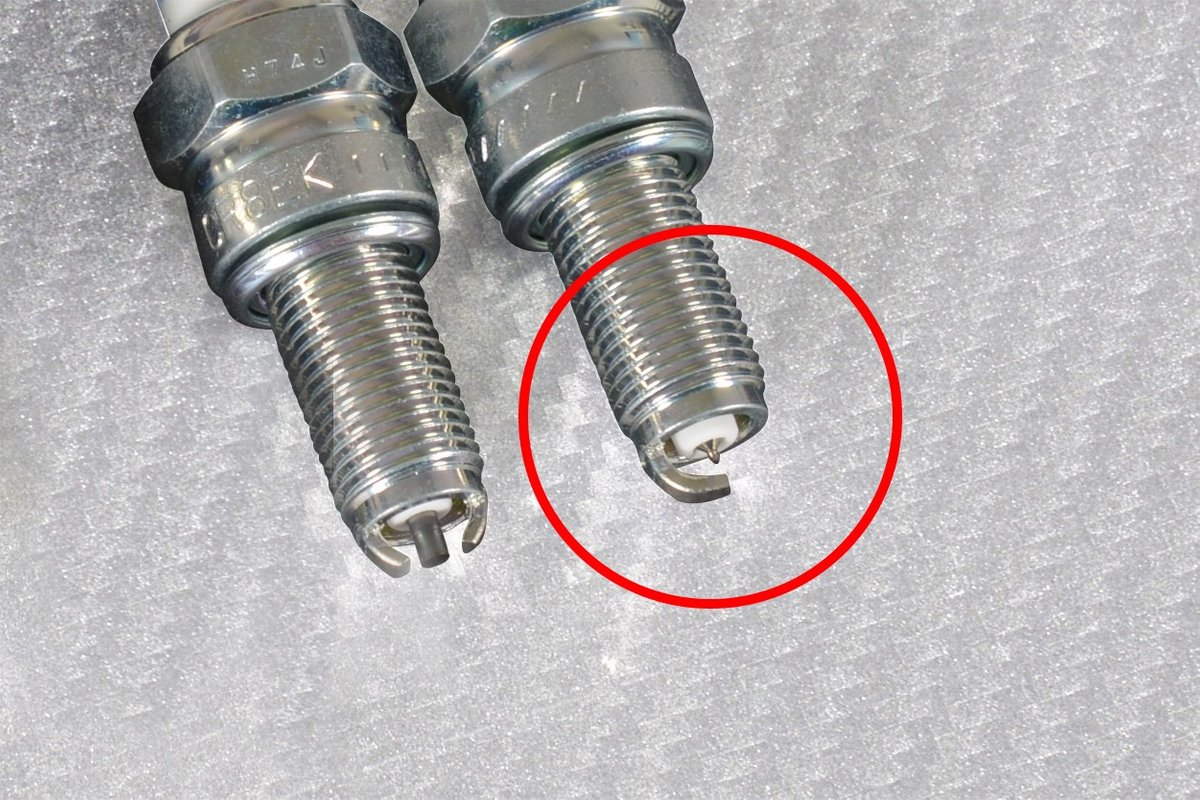 Fig. 7: il sottile elettrodo centrale di una candela d'accensione all'iridio è subito riconoscibile   