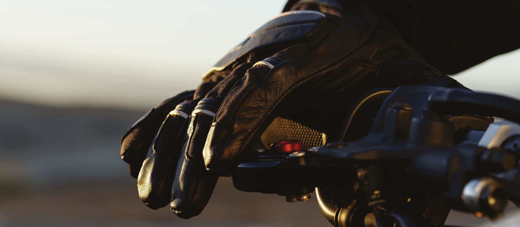 L'homme à La Moto Avec Des Gants Est Un Vêtement De Protection Important  Pour La Moto