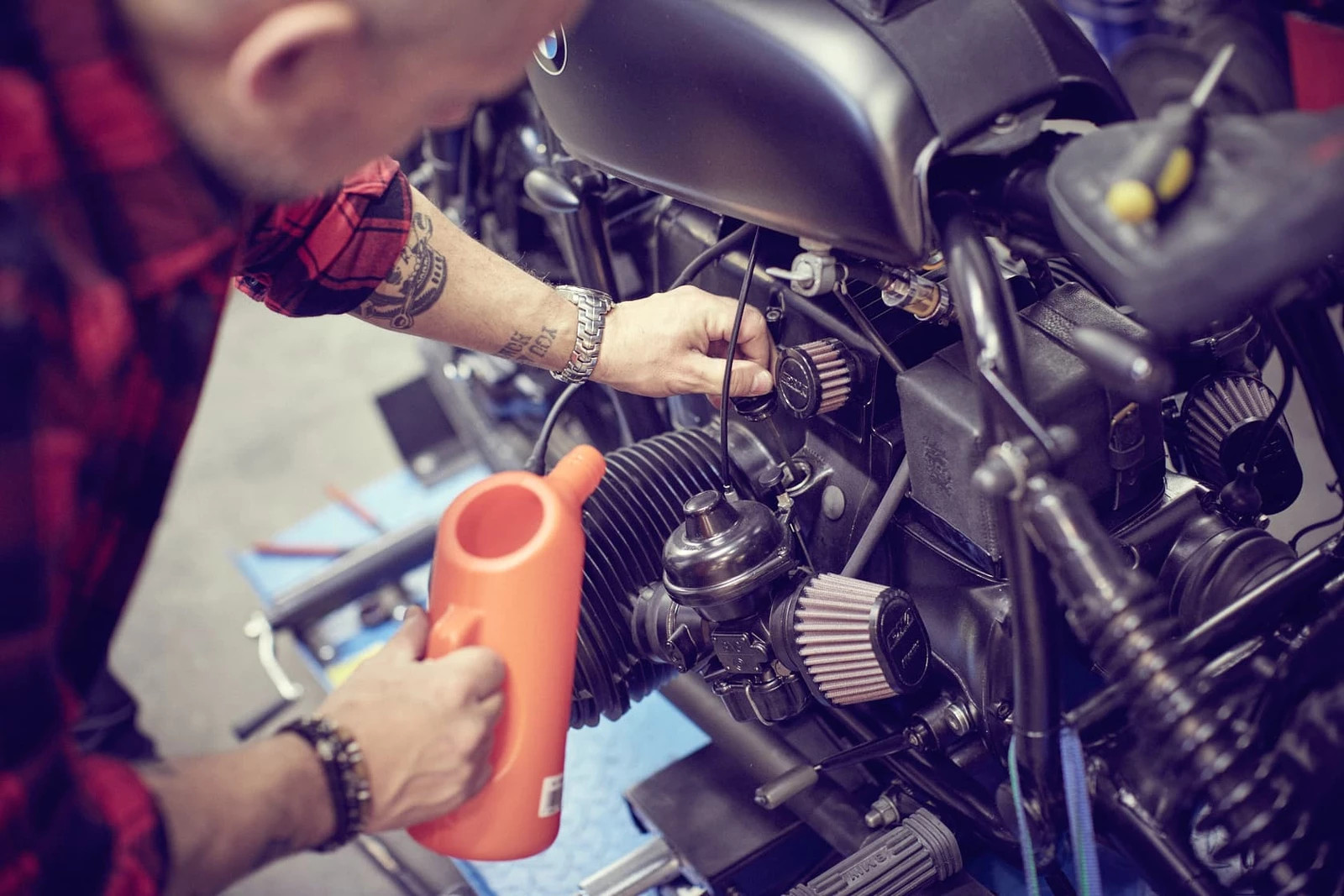 Mechanik am Motorrad checken