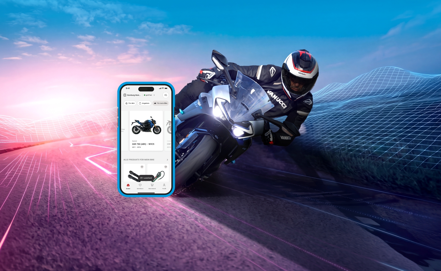 KI generiert: Ein Motorradfahrer in schwarzer Schutzausrüstung fährt auf einer leeren, kurvigen Straße bei Sonnenuntergang. Im Vordergrund ist ein Smartphone mit einer Navigations-App zu sehen.