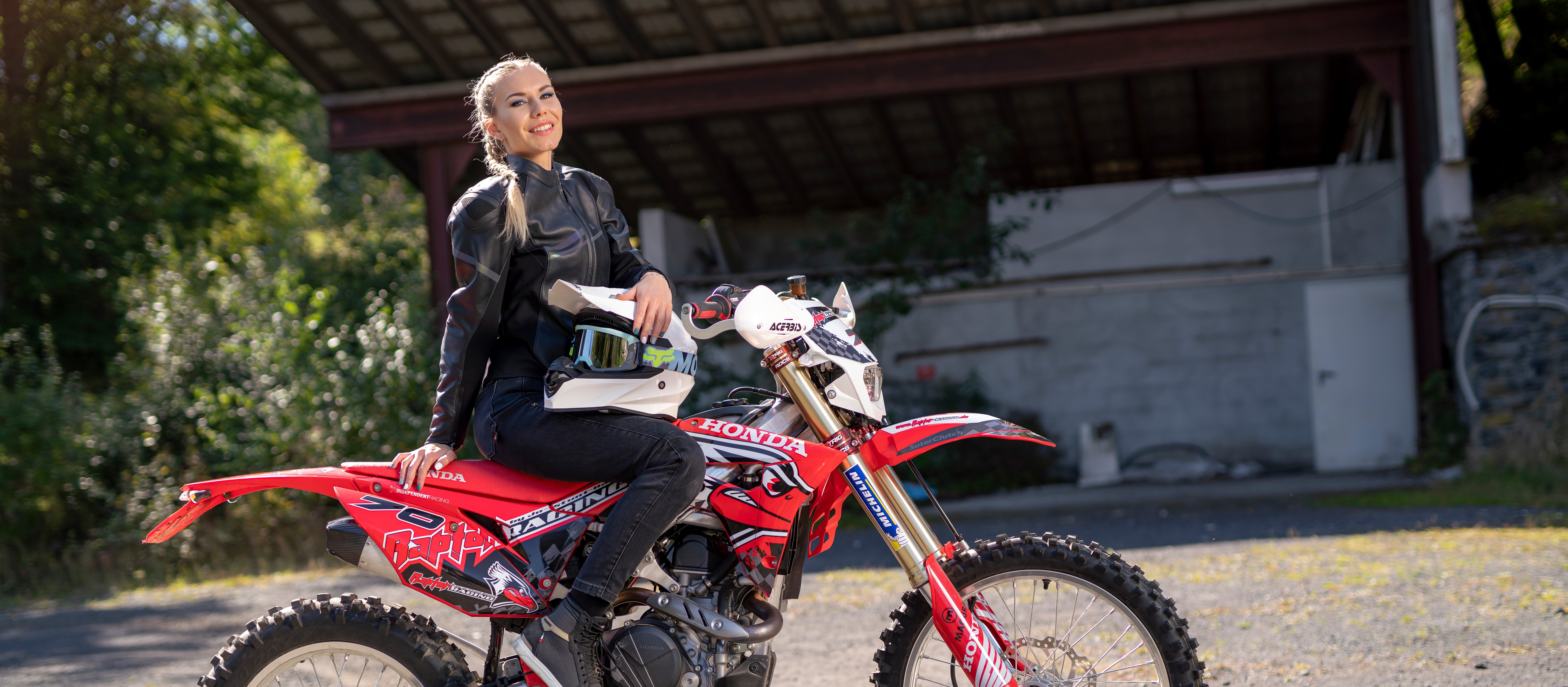 Biker Frau mit Motorradlederjacke 