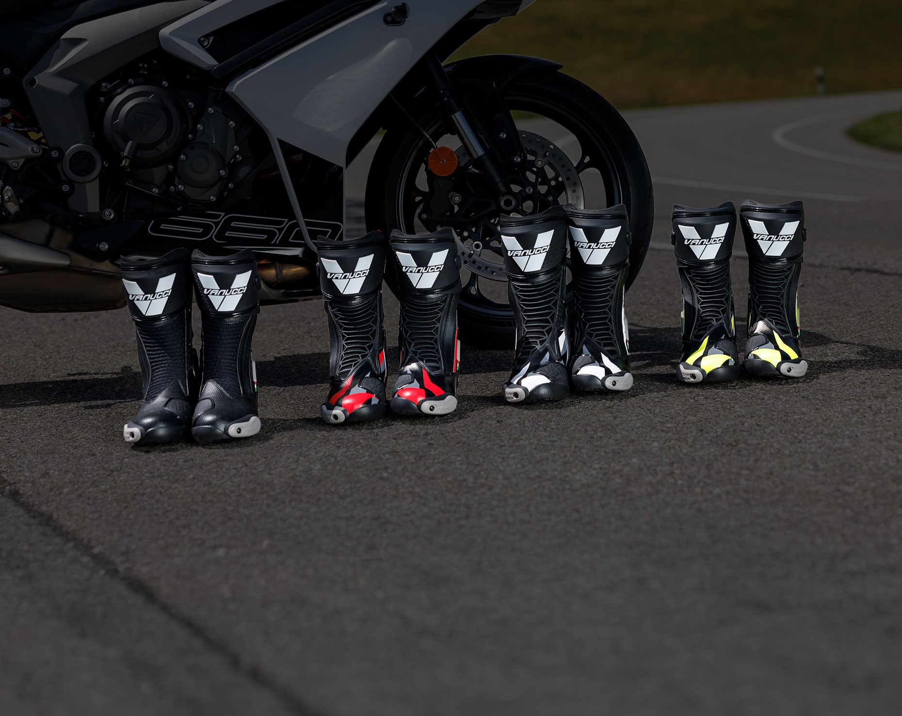 Zwei Paar Motorrad Sportstiefel