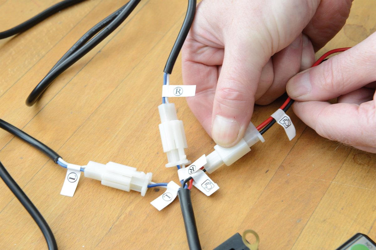 Stap 2: Verwarmde handvatten, schakelaars en kabel als test verbinden