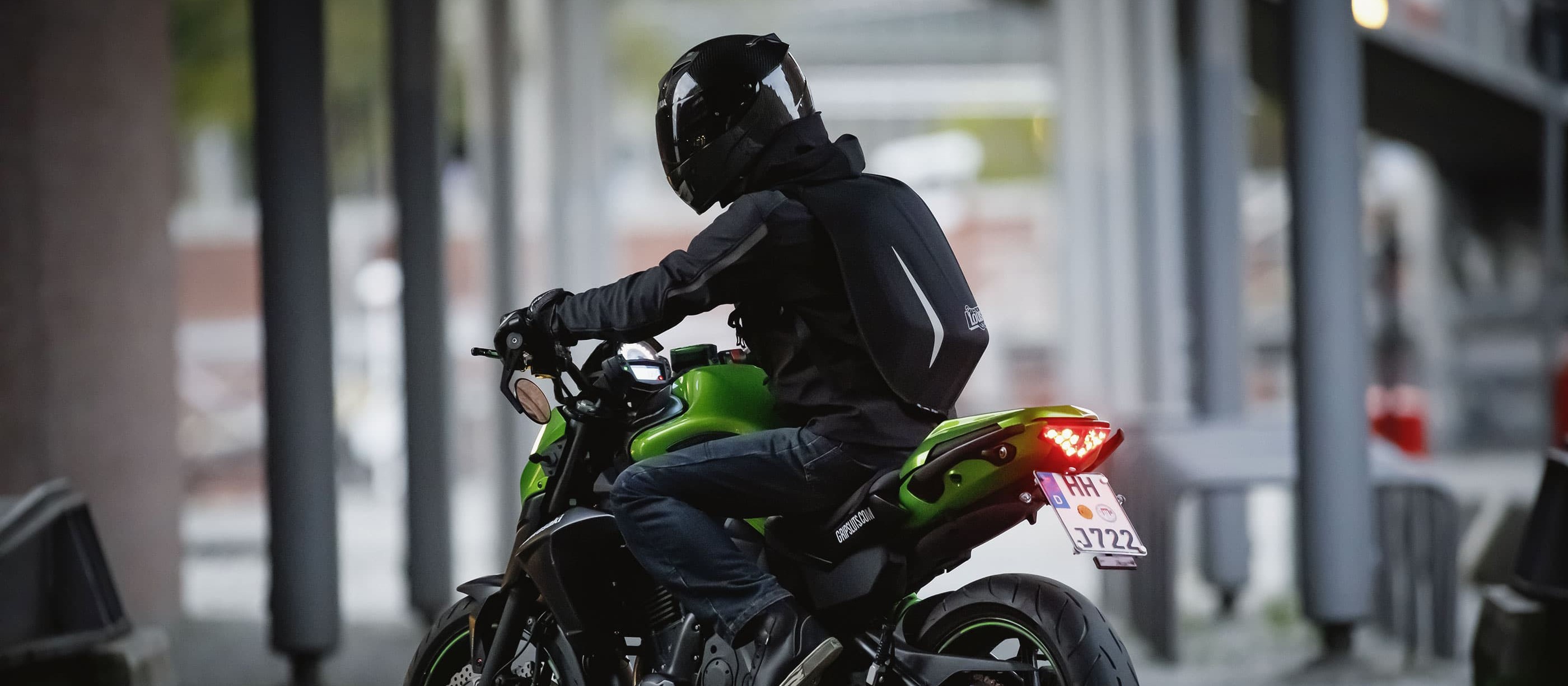 Masque moto : pour ou contre pendant la conduite ?