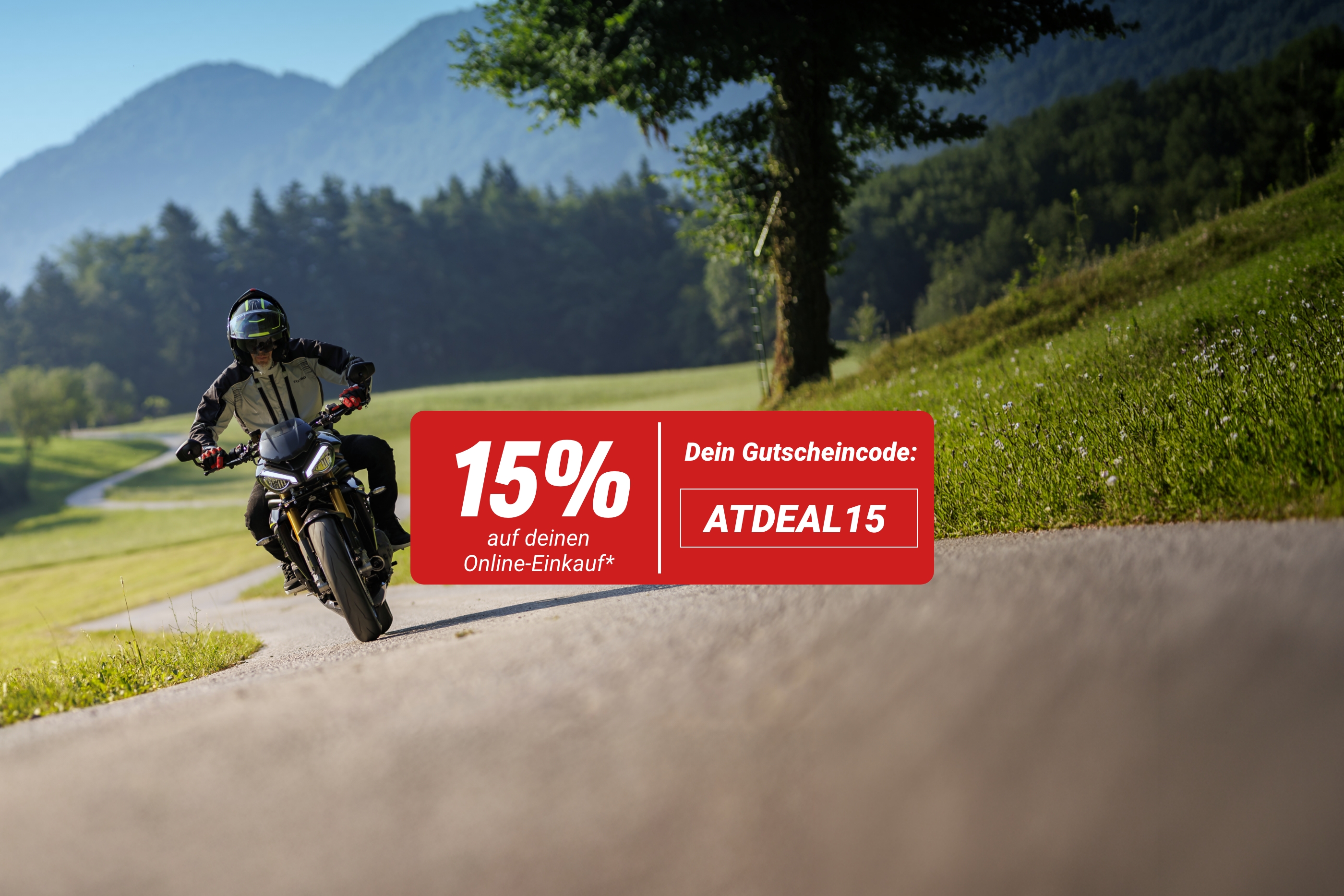 Motorradfahrende Person auf einer Landstraße. Online-Aktion mit 15 % Rabatt auf den Online-Einkauf bis 16. August. Gutscheincode: ATDEAL15.