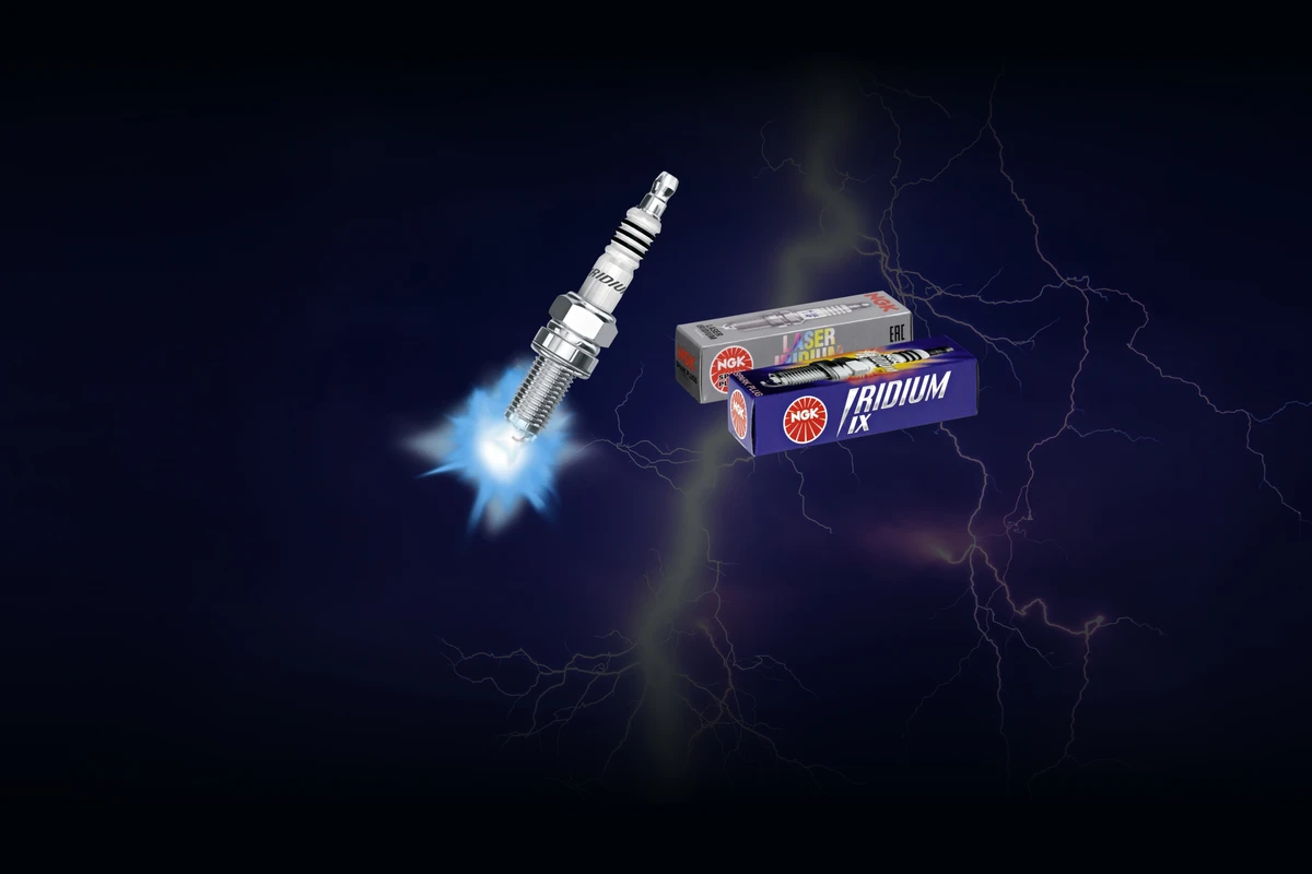 KI generiert: Ein futuristisches Raumschiff mit dem Aufdruck "FRADIUM" fliegt durch den Weltraum, umgeben von bläulichen Energielinien und einem hellen Stern im Hintergrund. Im Vordergrund sind zwei weitere Raumstationen oder Satelliten zu erkennen.