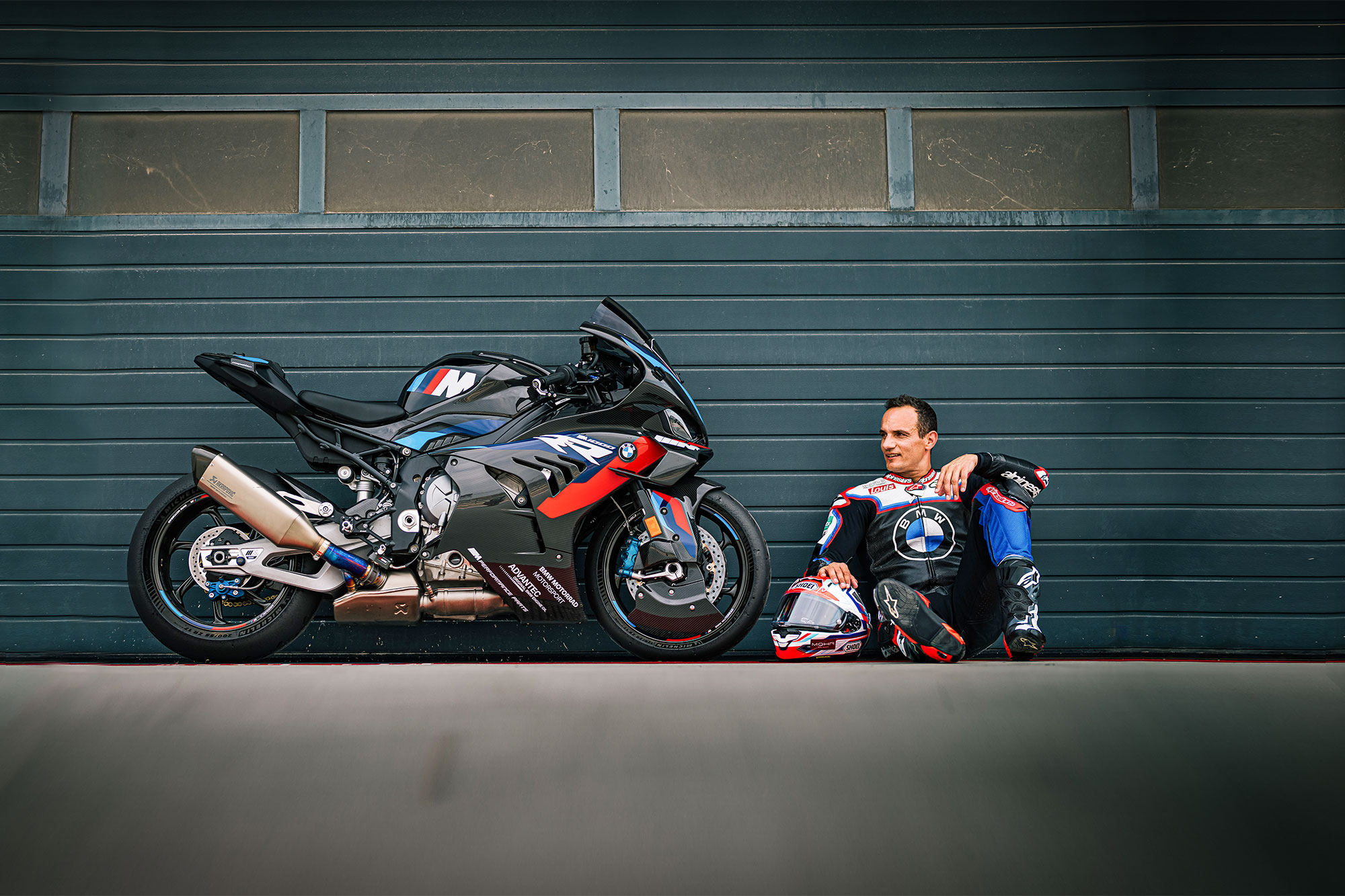 Alex Hofmann in Racing Bekleidung der auf einem Racing Motorrad um eine Kurve fährt