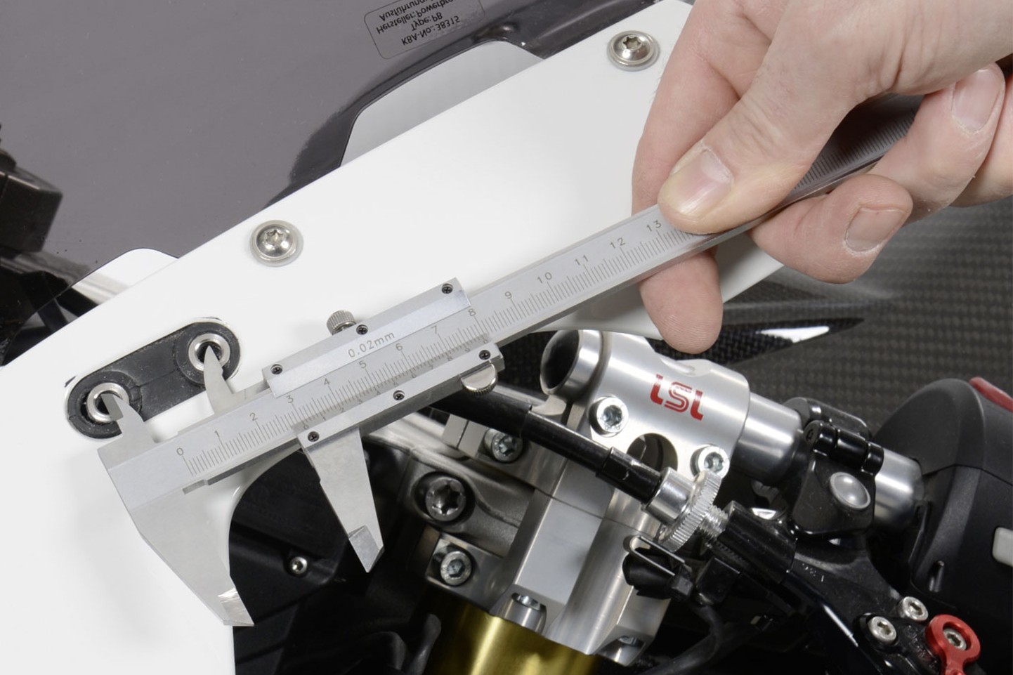 Fig. 16: Measure the bolt hole spacing with a caliper gauge