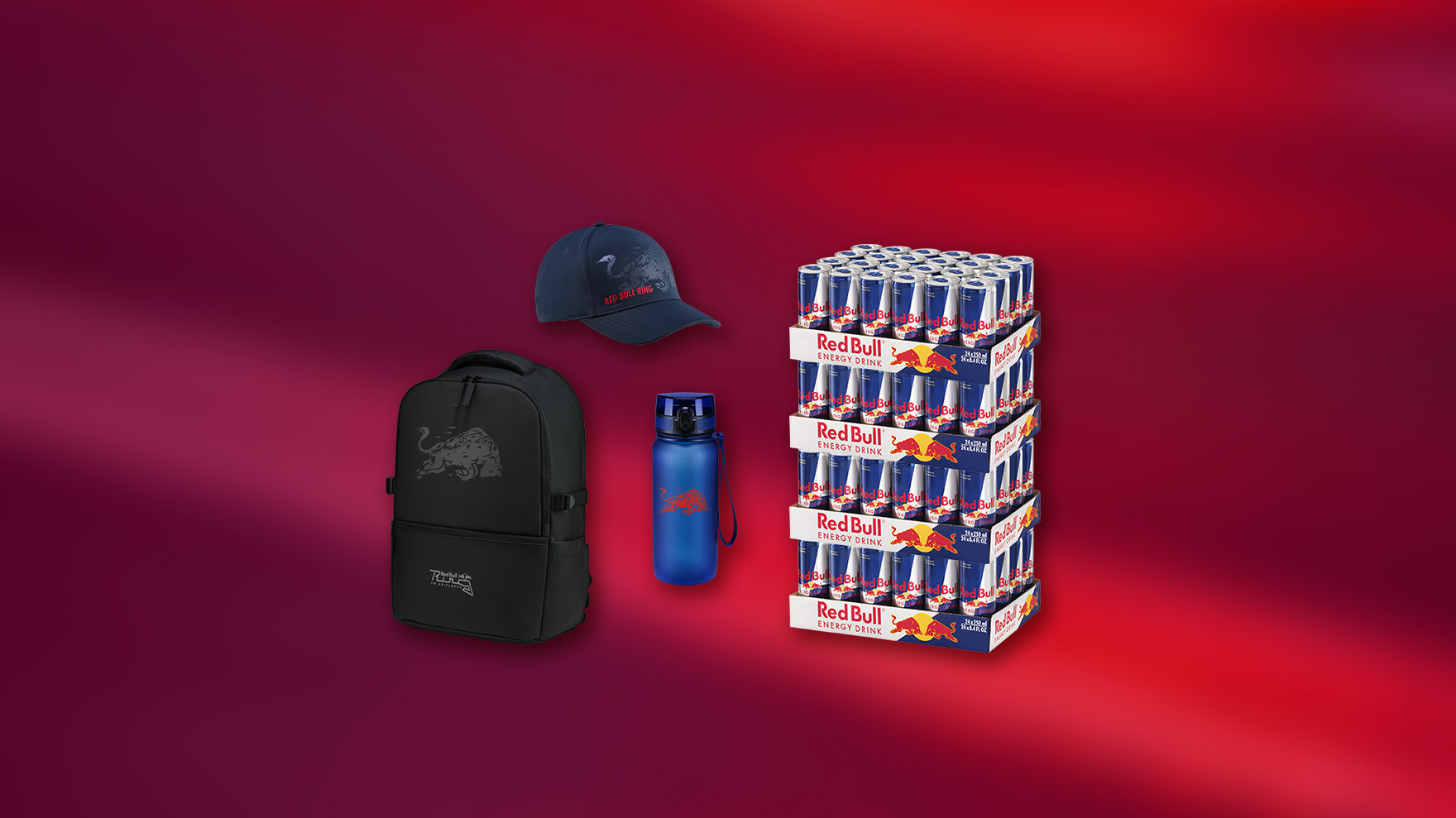 Produktcollage vor rotem Hintergrund mit einem schwarzen Rucksack, einer dunkelblauen Cap, einer blauen Trinkflasche und mehreren gestapelten Kartons Red Bull Energy Drink
