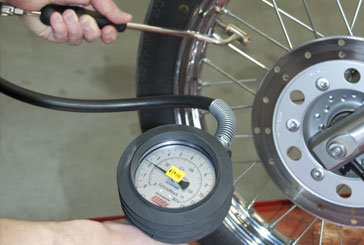 motorradwartung und luftdruck