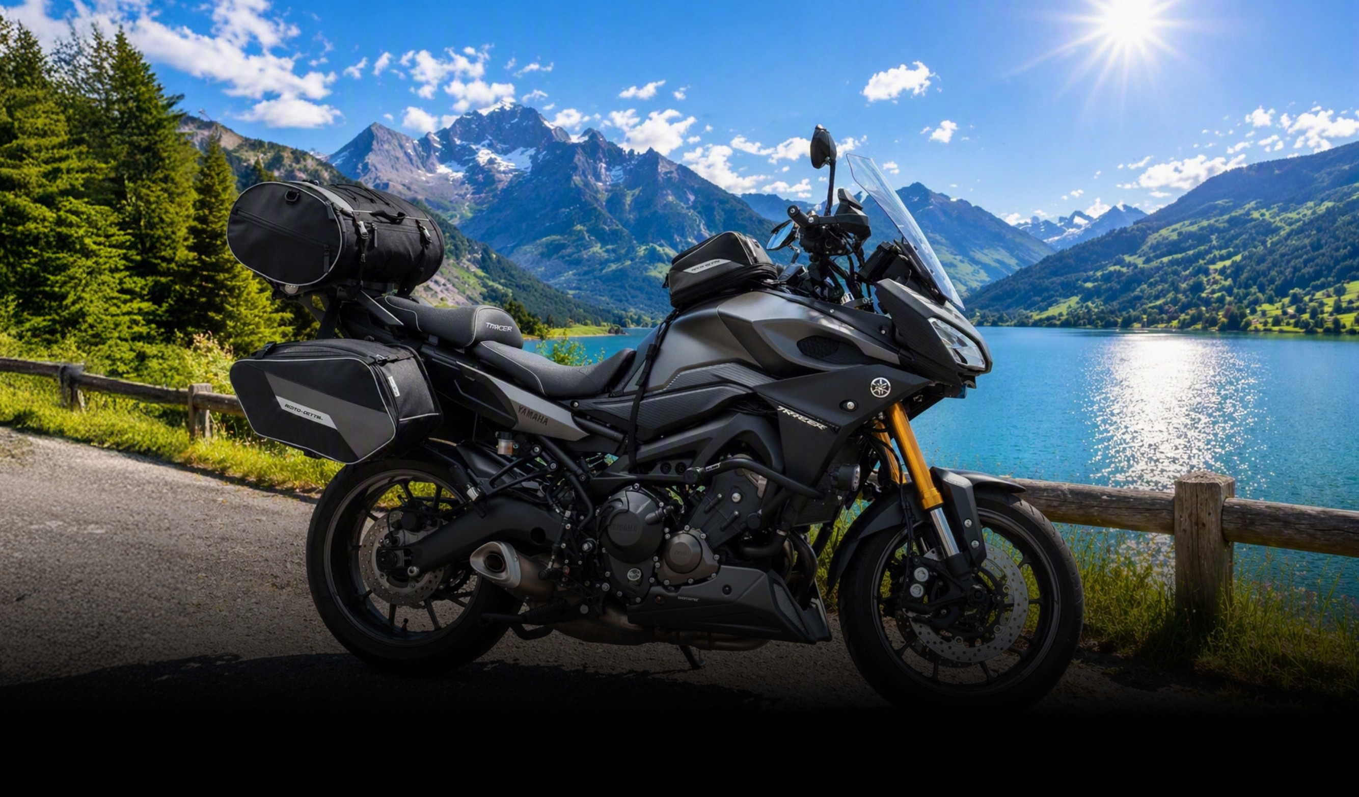 Reisemotorrad mit Gepäcksystem von Moto-Detail an einem Bergsee. Gepäckserie mit bis zu 38 % Rabatt