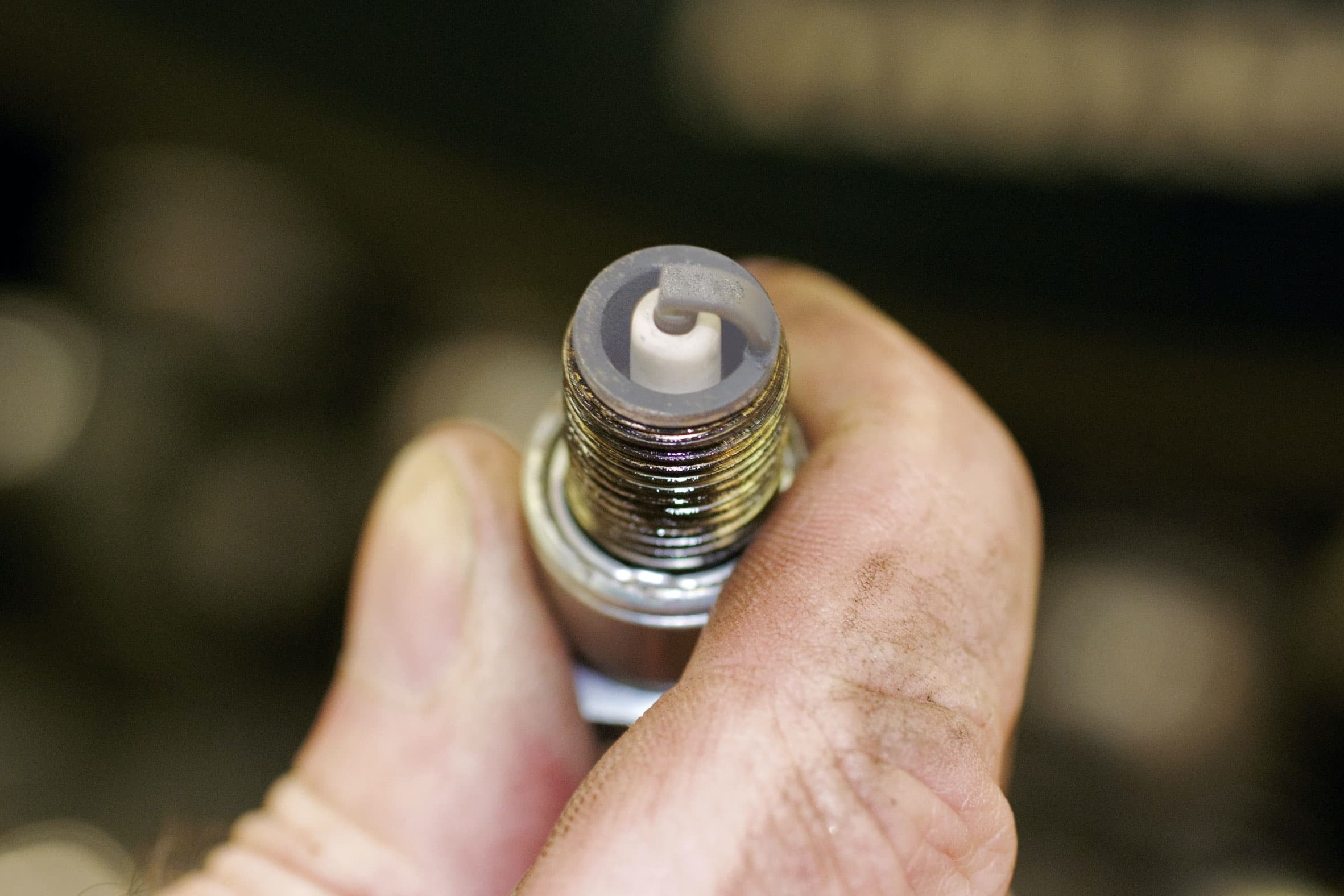 Step 4, Fig. 1: Spark plug white/dry – insufficient fuel supply!