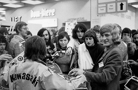 Tłok na stoisku wystawowym Louis podczas IFMA 1972