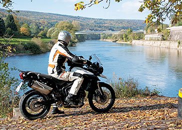 Halt an Deutschlands ältester Naturrennstrecke Auf unserer Weiterfahrt in Richtung Sachsen erleben wir mit dem Thüringer Schiefergebirge ein weiteres Motorradhighlight des mit genialen Kurven und Bikerlandschaften gesegneten Bundeslandes. Das Schwarzatal