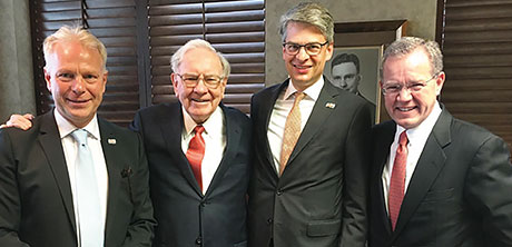Von links: Nico Frey, Warren Buffett, Joachim Grube-Nagel und Ted Weschler