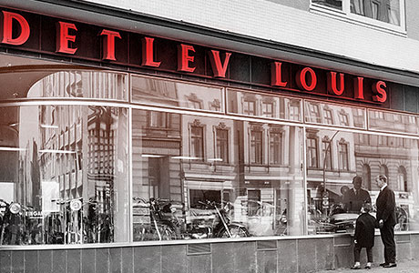 Detlev Louis en 1961 avec son fils Stephan devant le magasin au numéro 7 de la Rentzelstrasse.