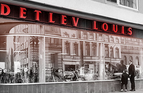 Detlev Louis in 1961 with his son Stephan outside the store at Rentzelstrasse 7