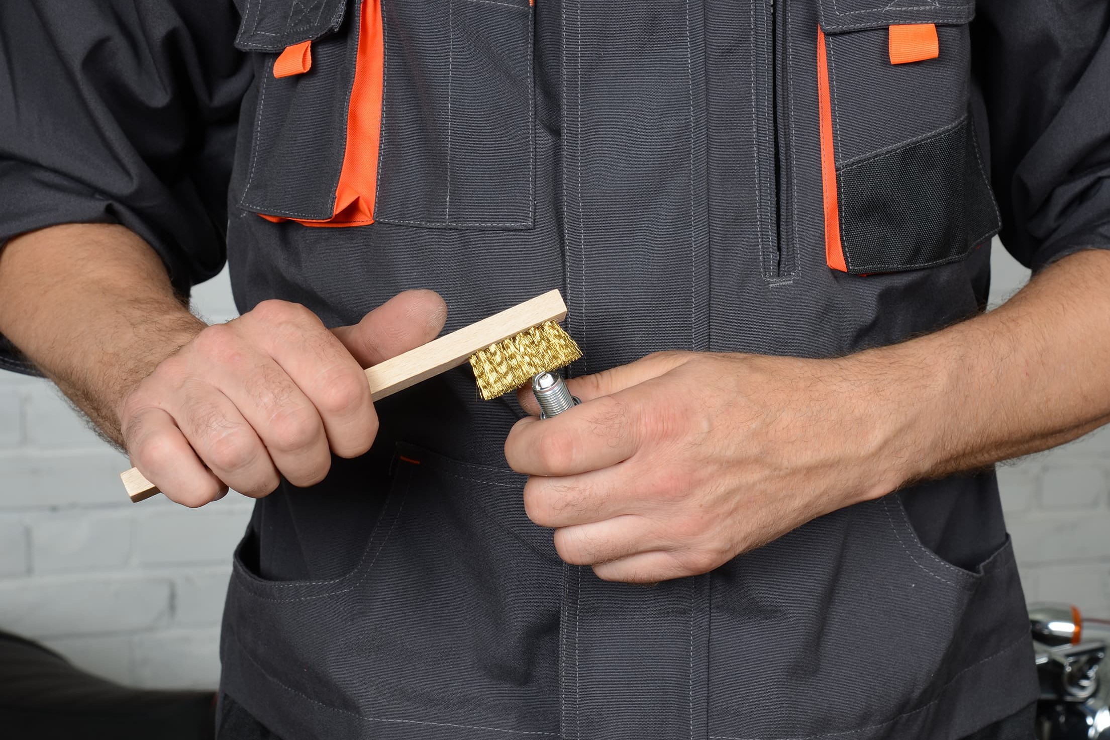 Fig. 10: Clean the spark plug with a brass wire brush