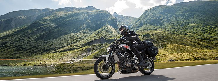 Motocycliste et la campagne